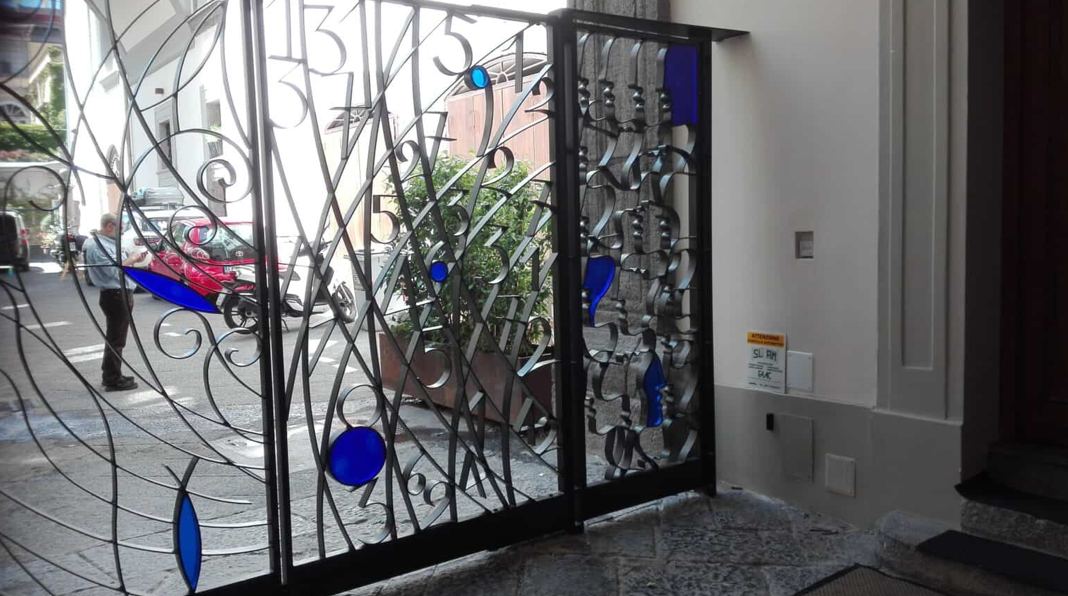 Anta del cancello artistico di Palazzo Firrao con motore interrato invisibile